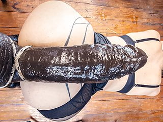 Azgın Sürtük Bacağından Kalın Takma Yarrağı Götünden Alıyor