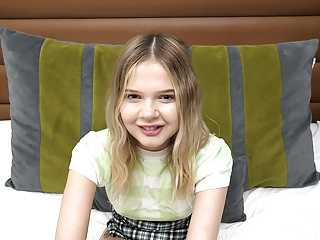 Bu sarışın ergen saksocu kızın ilk porno iş görüşmesi