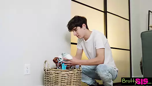 Üvey Kız Kardeşim Amının Kokusunu Sevdiğimi Söyleyince Sevindi