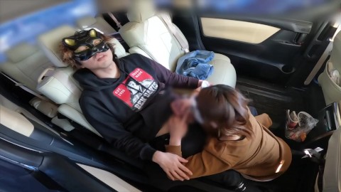 Kocasıyla alışveriş yapan evli kadını baştan çıkarıp arabada sikiyor