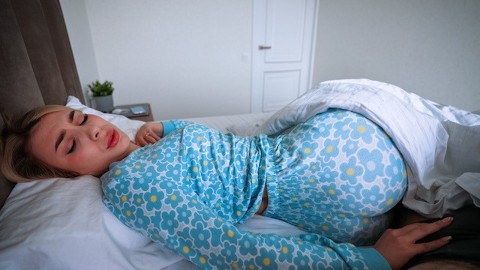 Fahişe üvey annem beni bildiği en iyi yöntemle uyandırıyor