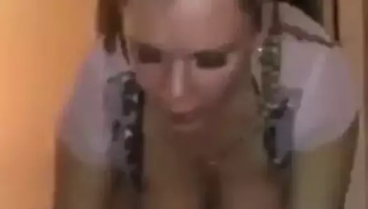 kocası izlerken karısı siyah boğa ile büyük orgazm yaşıyor