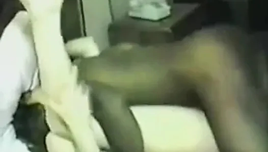 siyah adam beyaz bir eş yapıyor