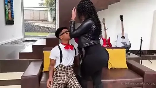 Şehveti esmer, büyük göt deliğini sempatik delikanlıya siktiriyor