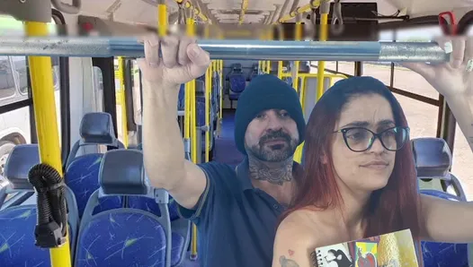 Toplu ulaşımda bir yabancı kaygan amcığıma girdi