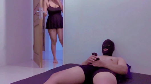 Çamaşır ipinden yapıyoran iç çamaşırımı giyerek iffetsiz üvey kardeşimi tekrar mastürbasyon yaparken yakala