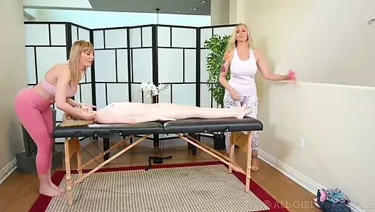 Tüm Kız Masajı - Julia Ann ve Dana Dearmond, ateşli Lezbiyen Üçlüde Lexi Lore'un Amı İçin Kavga Ediyor