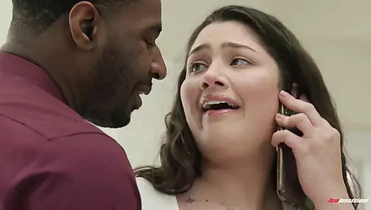 Telefonda Konuşurken Büyük Bir Siyahi Yarrağı Dikkatini Dağıtıyor