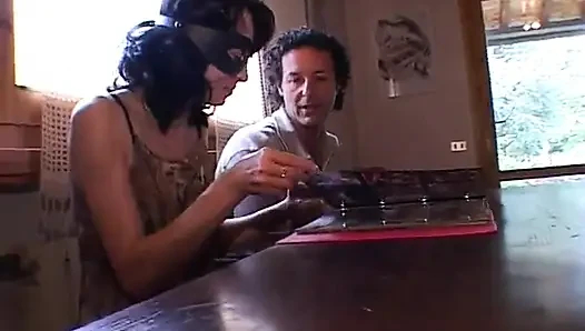 Karın bir orospu olduğunda herkes onunla sevişmek ister