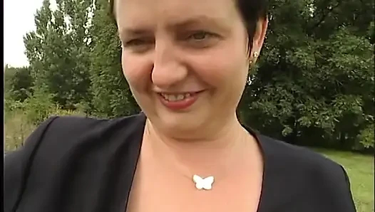 Güzel olgun kadın, arabanın yakınında dışarıda bir adamın penisini emiyor