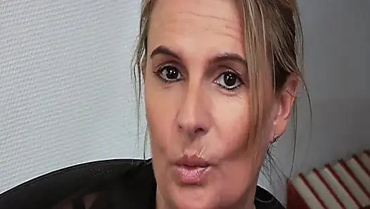 Sarışın Fransız MILF birkaç oral seks seansından sonra meniyi yiyor