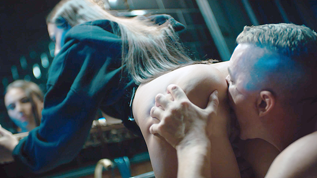 Ev Sahibi Tarafından Serbest Kullanıma Sunulan Kadın Hırsız - Sıcak Esmer Milan Cheek ile Zamanı Durdurma Fetişi