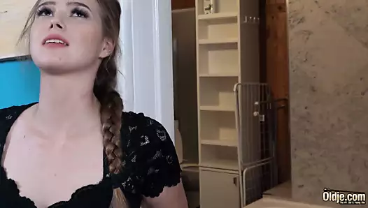 şişman yaşlı adam tarafından sıska güzel ergen sert sikildi