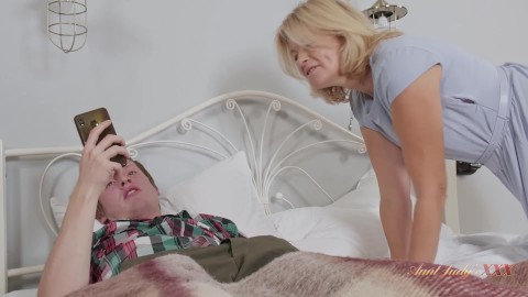 Büyük Götlü Üvey Teyze Diana Üvey Yeğenini Mastürbasyon Yaparken Yakalıyor