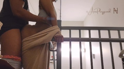 Bana Saksoyu karşılık verdi.  Merdiven boşluğuna bir şipşak soktum.