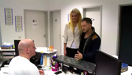 sarışın kız tıp merkezinde yarrak aydıyor