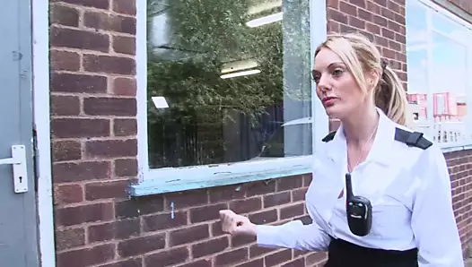 Binaya Zorla Girmek İsterken Azgın Bayan Güvenlik Görevlisine Yakalanıyor