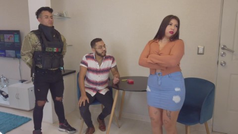 Korumayı baştan çıkaran adam tombul karısını siktiriyor