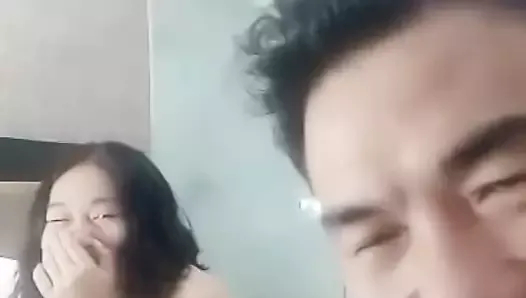 güçlü amca iki genç kadını otele götürdü