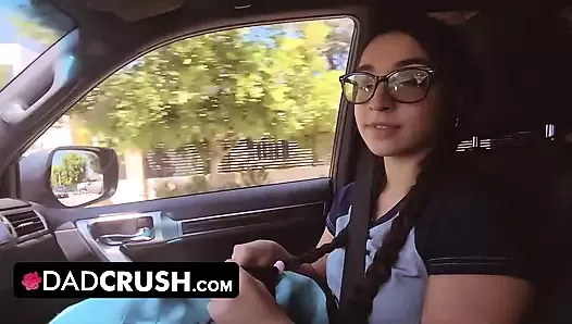 üvey kızı, üvey babasının dikkatini ve ona nasıl davrandığını sevder, gizlice tohumunu tatmak ister