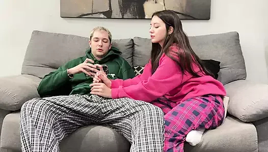 Porno izleyip mastürbasyon yapan üvey abisine dayanamıyor