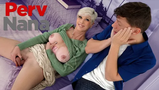 üvey torunu yanlışlıkla üvey büyükannesini büyük bir seks oyuncağıyla çılgınca mastürbasyon yaparken yakalar - pervnana