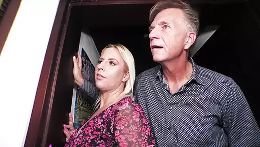 büyük göğüsler ve sarışın azgın kızlarla aşk üçgeni