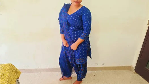 20 yaşındaki bakire yenge, kız kardeşi Hintçe sesiyle işe gittikten sonra kayınbiraderiyle köpek tarzında seks yaptı.