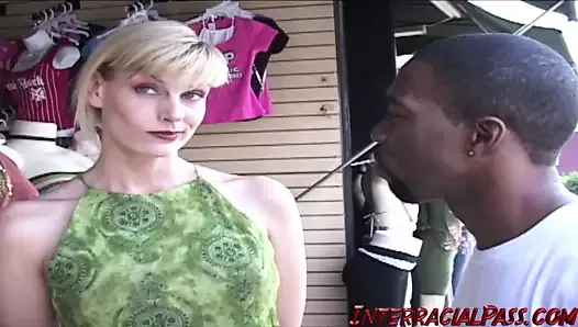 sarışın kadın büyük bir siyah yarrak denemek istiyor