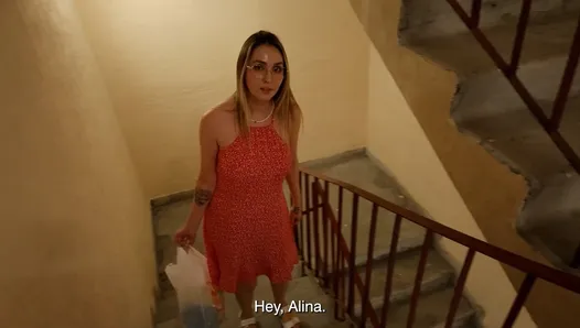 cesaretini topladı ve en iyi arkadaşının üvey annesinin amına dokundu