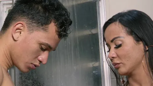 üvey annem beni am suyuyla yıkıyor