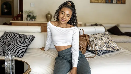 Amatör abanoz model arkadan sallayarak ve büyük beyaz yarrak tarafından amcık sikişiyor yakın çekim!