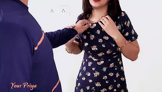 Hintli Koca, seksi vücudunu görmek ve Hintçe ses ile sıkı arkadan becermek için Priya'nın kıyafetlerini yırttı