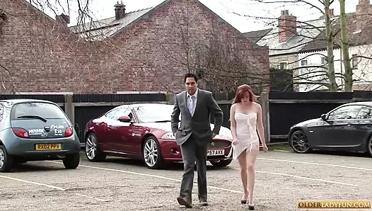 Şanslı adam fena bir tarih ile büyük memeli ingiliz milf çobanpüskülü öpücük