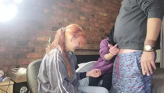 İki utangaç kız büyük yarrak ile oynarken iyi eğlenceler 