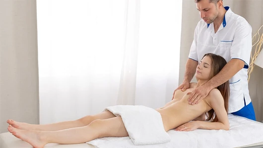 Sevgilisinin Arkadaşına Masaja Gelen Güzellik, Yarrağı Götten Yiyor