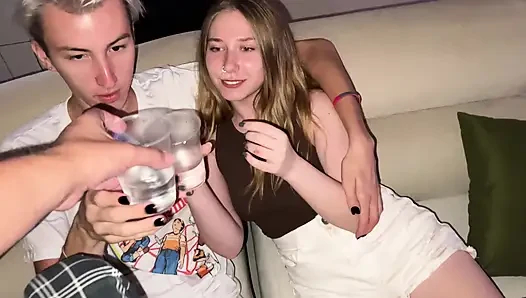 Partide, erkek arkadaşım ve ben arkadaşımızın partisini denedik.