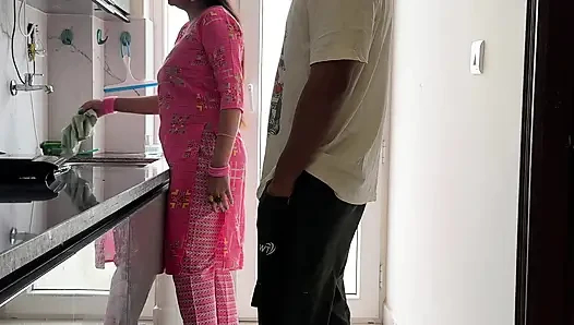 Koca kıçlı üvey teyze, kadın prezervatifi olan çocuk tarafından şiddetle terk edildi.