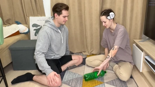 Her Şerit Şişeyi döndürür, kıyafetler düştüğünde alay etmeye dönüşür