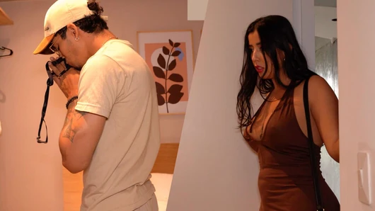 Üvey oğlu üvey annesinin tangalarını bulur ve onun üstünde koca arkadan hayal eder