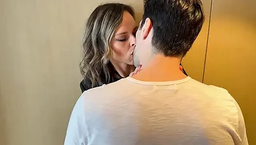 Karısı Gece Dışarı Çıktıktan Sonra Spermle Kaplanmadan Önce İki Penisi Sikiyor / Hotwife