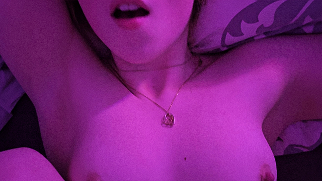 Sıcak Amatör Kızın Islak Damlayan Amına Sertçe Parmak Atılıyor ve Derinden Sikiliyor, Bu Sırada Yüksek Sesle İnliyor