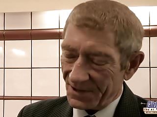 YAŞLI ADAM SEVİMLİ GENÇ KIZI ACIMADAN SİKTİ